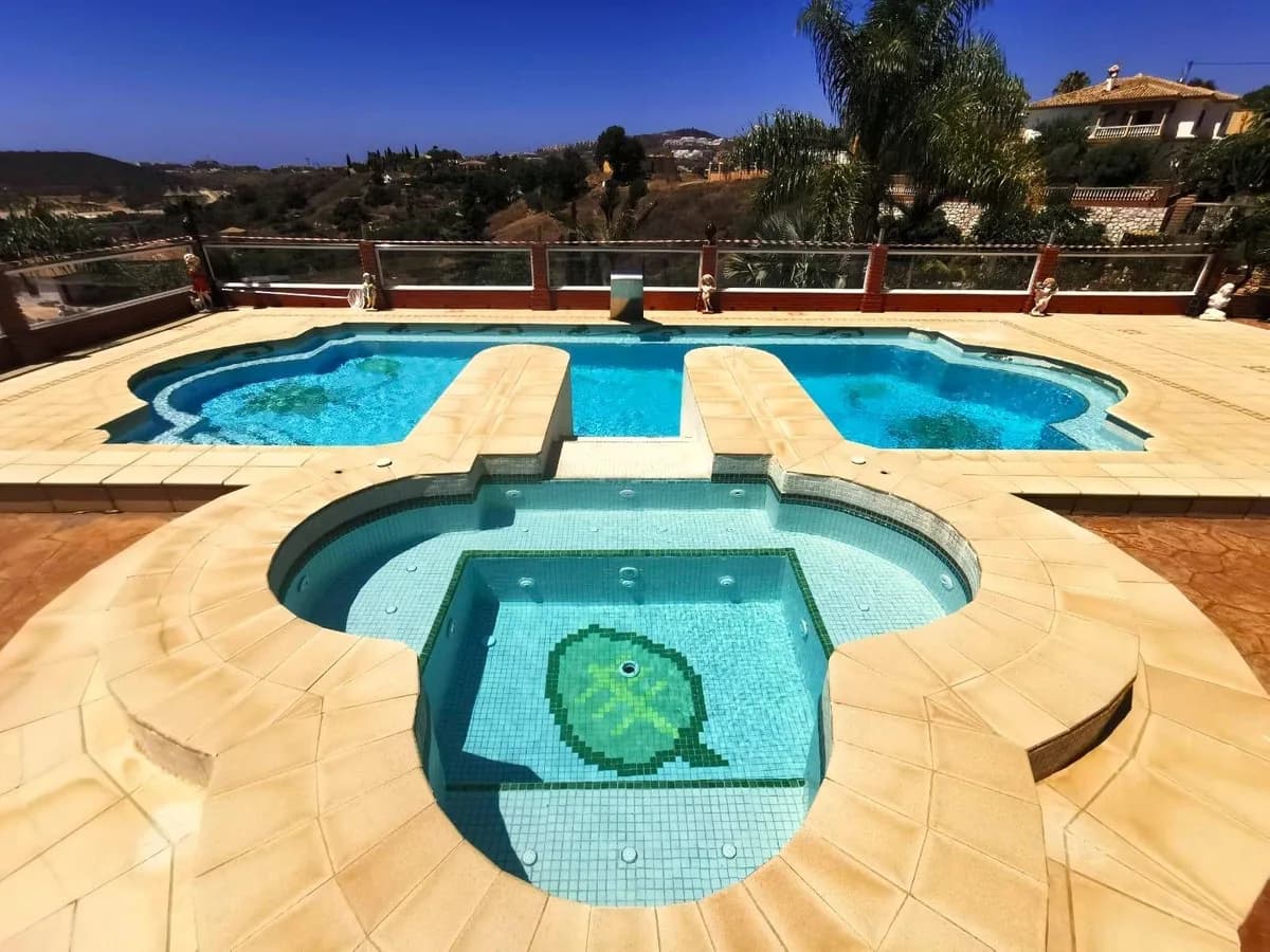 6 Bedroom Detached Villa for Sale in La Cala de Mijas, Málaga - Image 3
