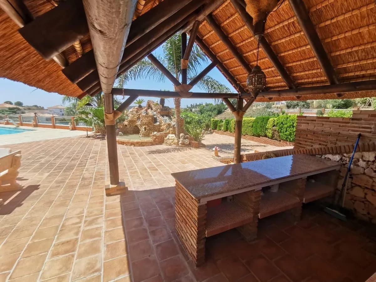 6 Bedroom Detached Villa for Sale in La Cala de Mijas, Málaga - Image 4