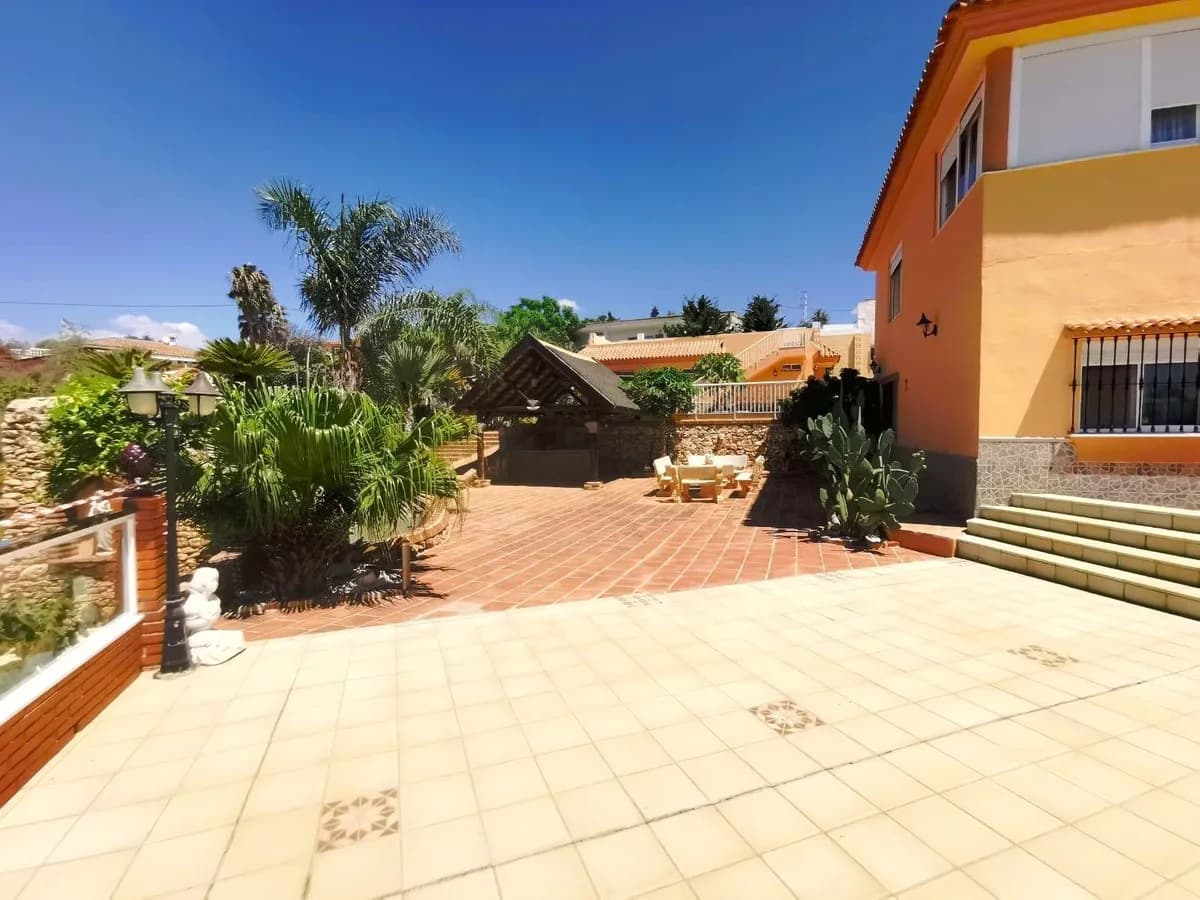 6 Bedroom Detached Villa for Sale in La Cala de Mijas, Málaga - Image 7