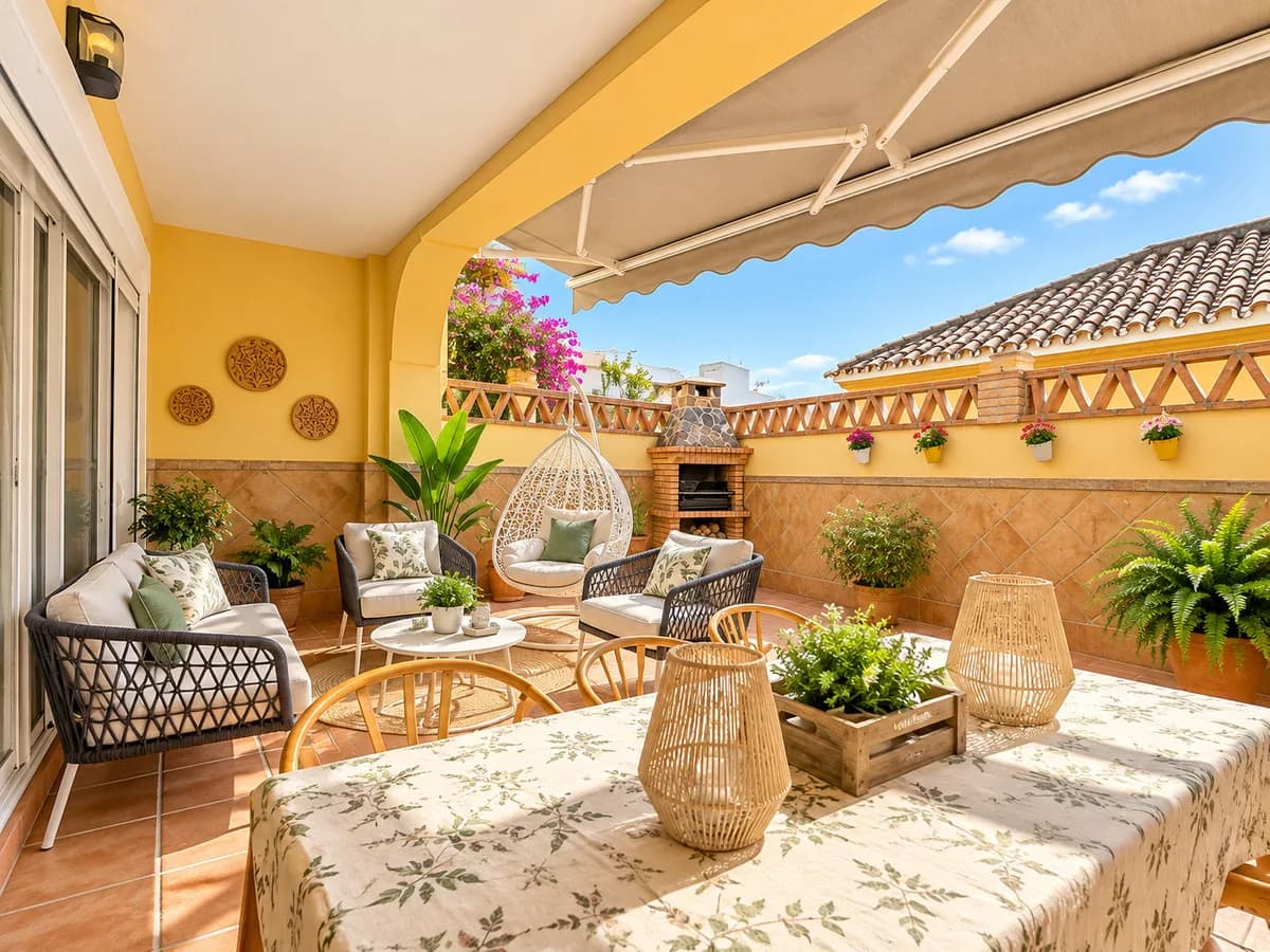 4 Bedroom Townhouse for Sale in Estepona, Málaga - Image 2