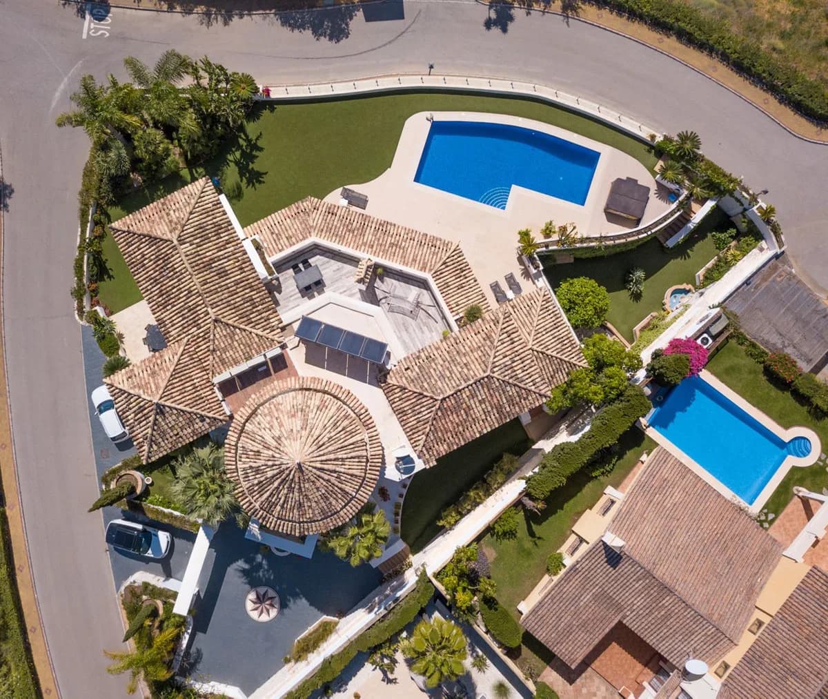 5 Bedroom Detached Villa for Sale in Benahavís, Málaga - Image 3