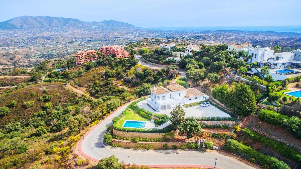 4 Bedroom Detached Villa for Sale in La Mairena, Málaga