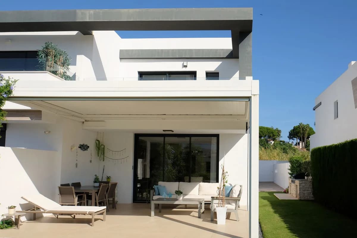 3 Bedroom Semi-Detached House for Sale in Selwo, Málaga