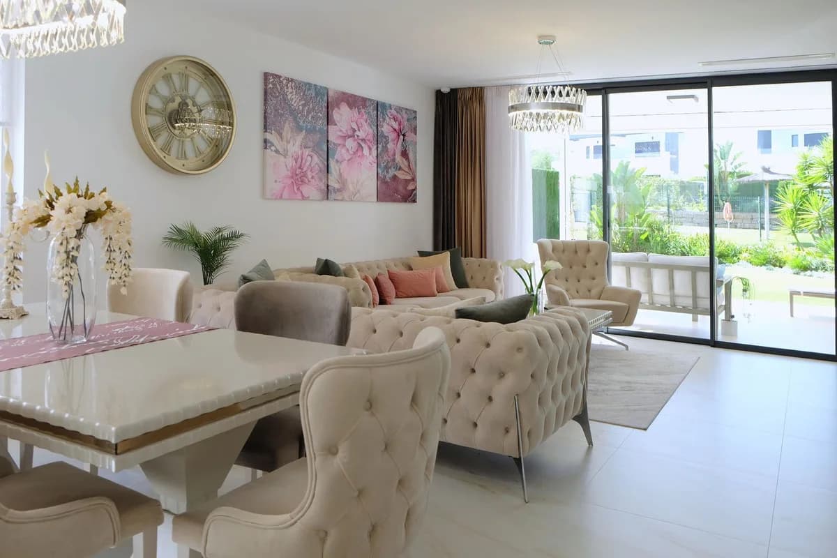 3 Bedroom Semi-Detached House for Sale in Selwo, Málaga - Image 2