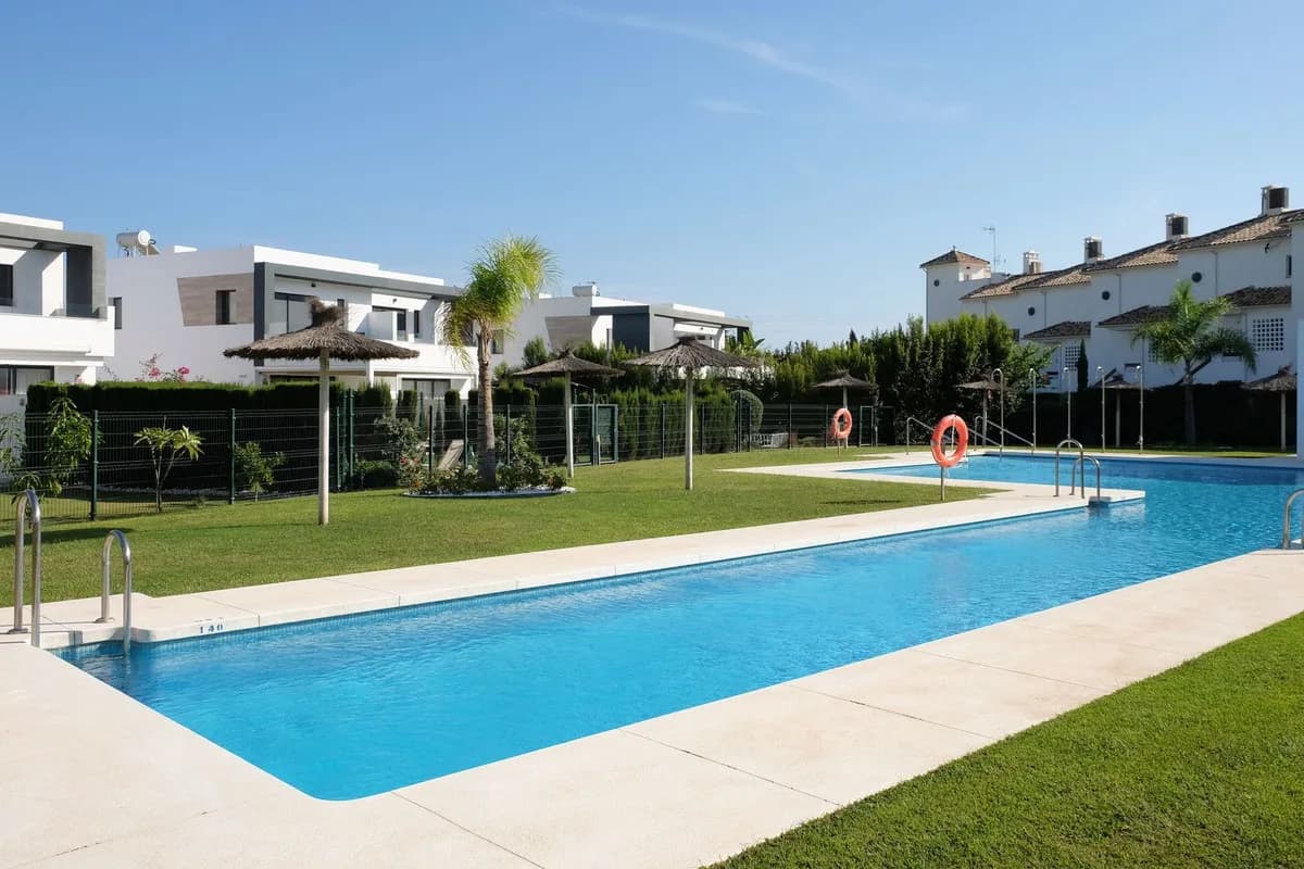 3 Bedroom Semi-Detached House for Sale in Selwo, Málaga - Image 5
