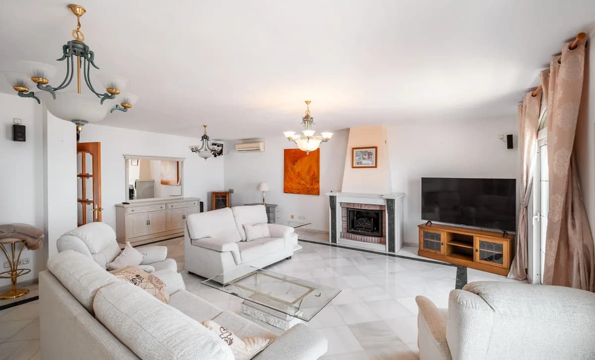 5 Bedroom Detached Villa for Sale in Benalmadena, Málaga - Image 5