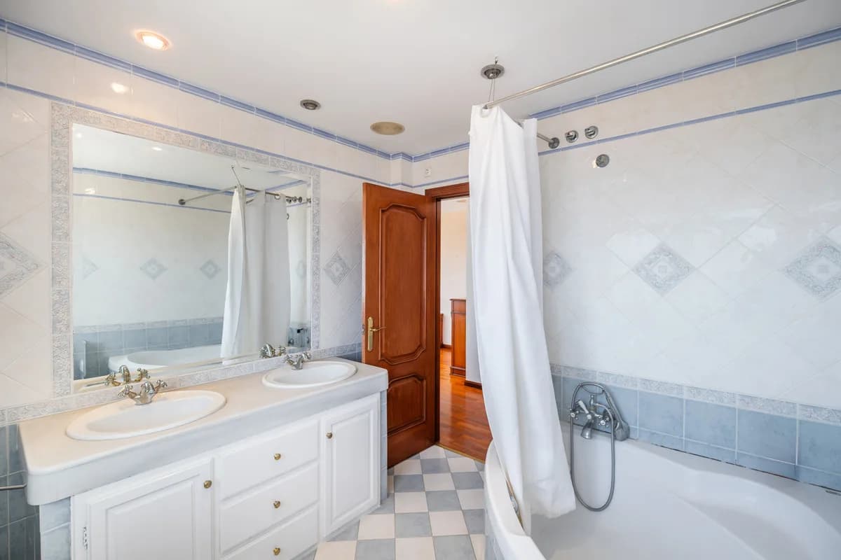 5 Bedroom Detached Villa for Sale in Benalmadena, Málaga - Image 9