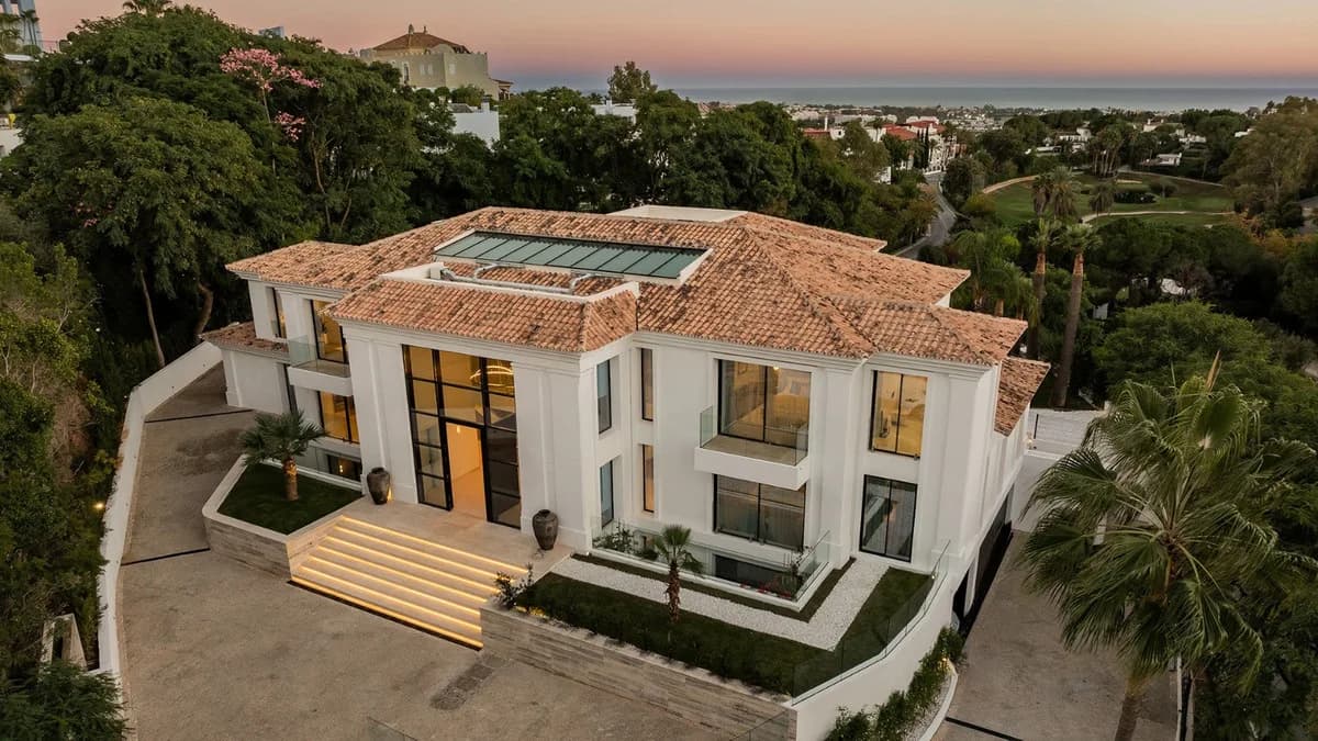 7 Bedroom Detached Villa for Sale in La Quinta, Málaga - Image 2