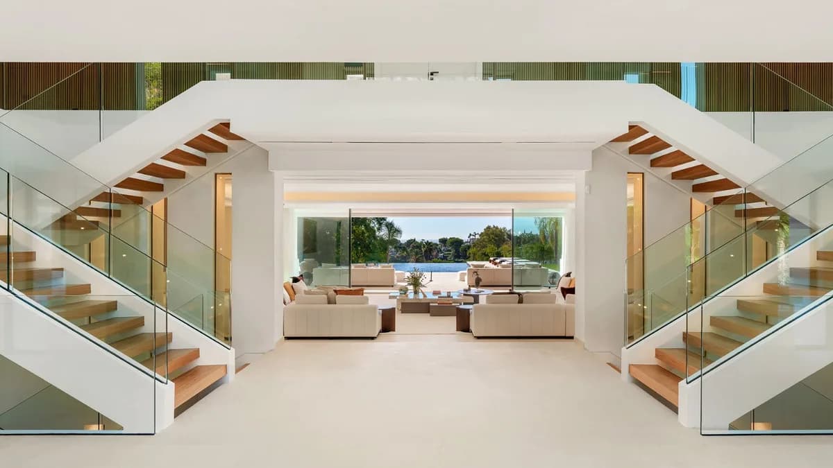 7 Bedroom Detached Villa for Sale in La Quinta, Málaga - Image 3
