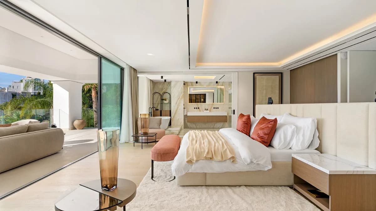 7 Bedroom Detached Villa for Sale in La Quinta, Málaga - Image 7