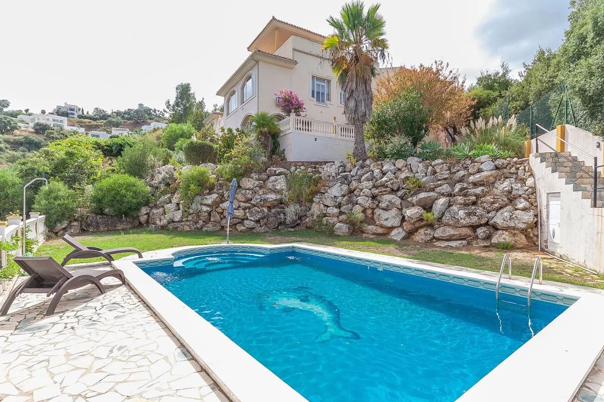 6 Bedroom Detached Villa for Sale in La Mairena, Málaga