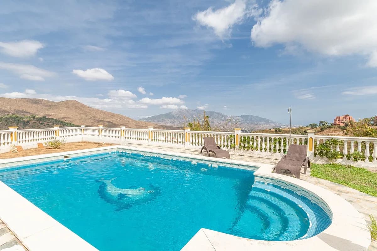 6 Bedroom Detached Villa for Sale in La Mairena, Málaga - Image 2