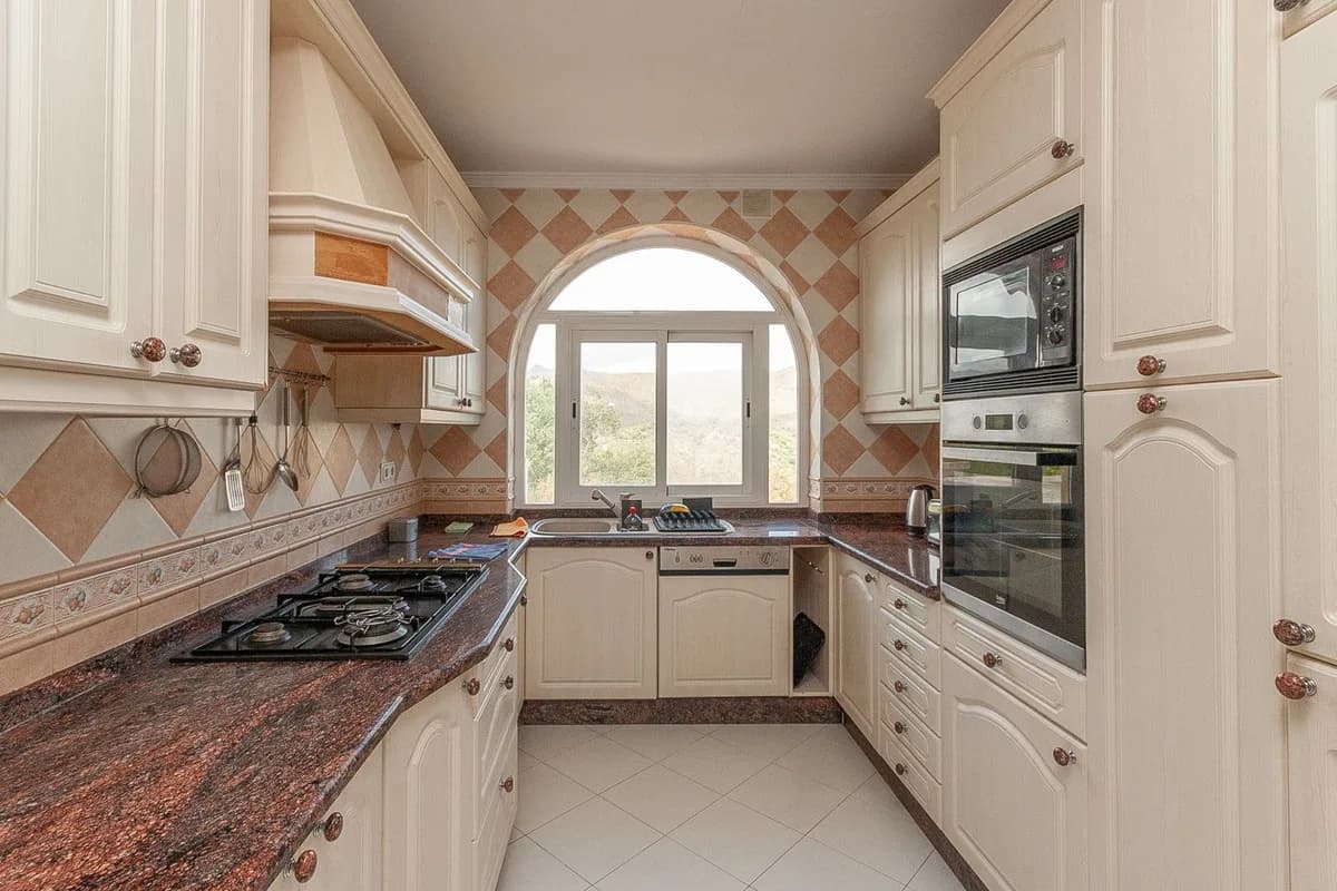 6 Bedroom Detached Villa for Sale in La Mairena, Málaga - Image 8