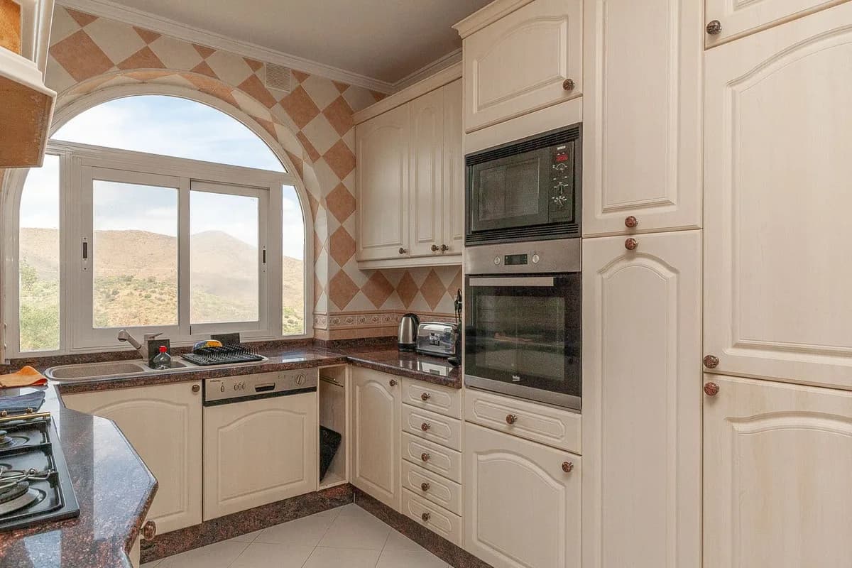6 Bedroom Detached Villa for Sale in La Mairena, Málaga - Image 9