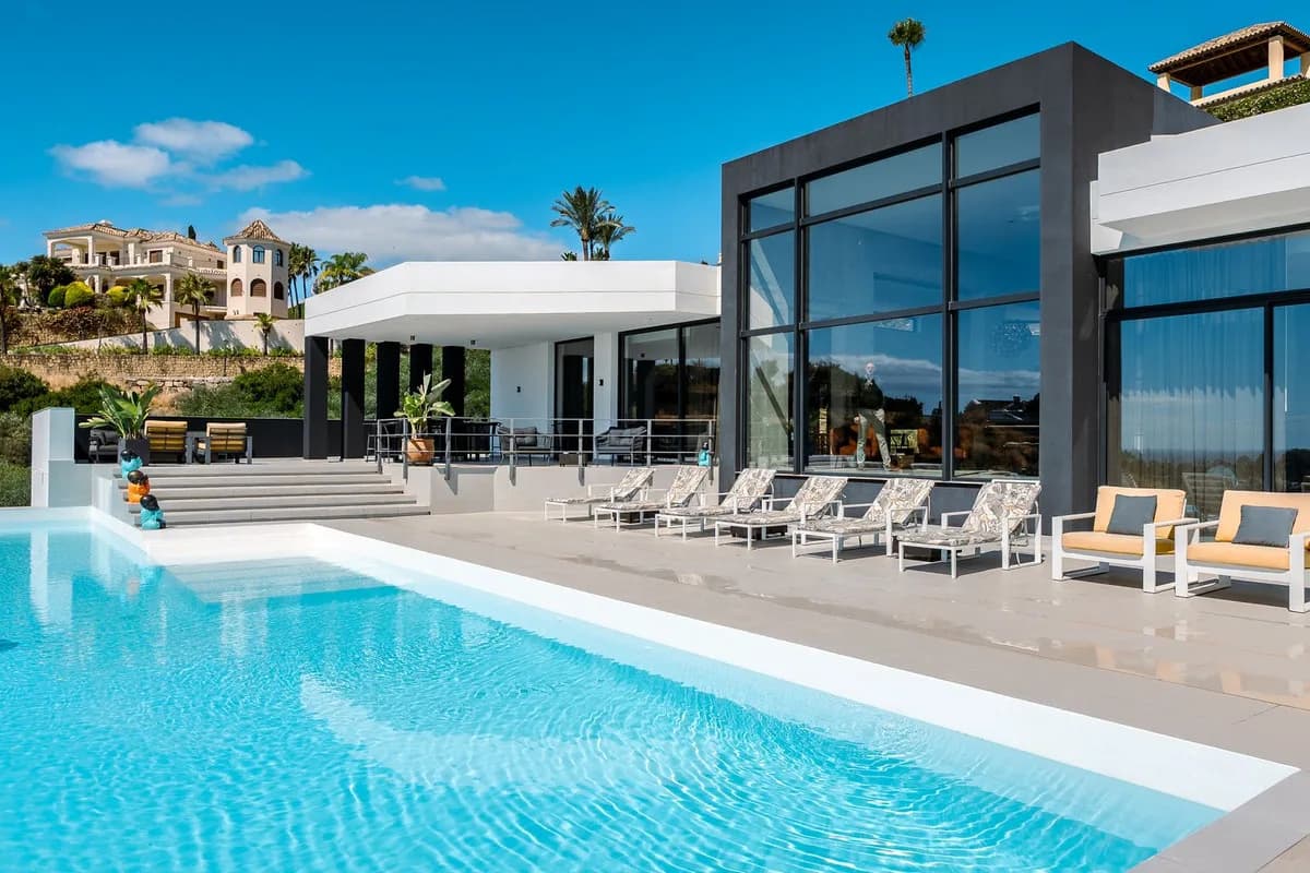 6 Bedroom Detached Villa for Sale in Benahavís, Málaga
