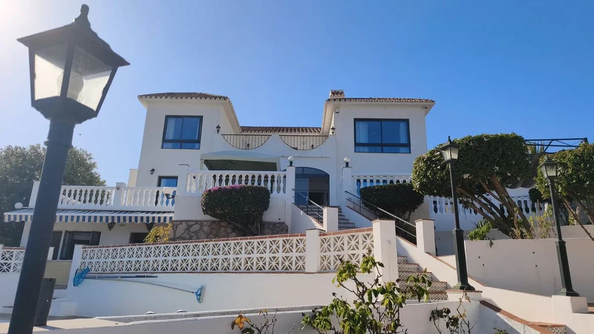 6 Bedroom Detached Villa for Sale in Mijas Costa, Málaga