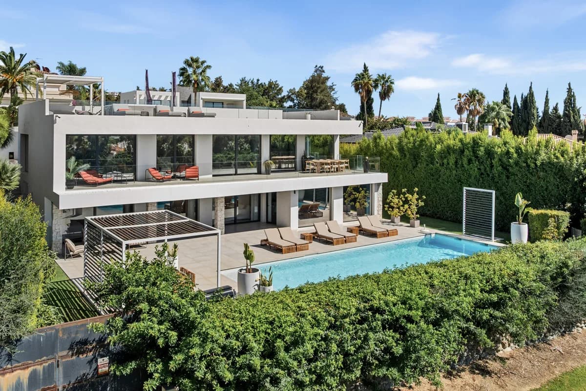 5 Bedroom Detached Villa for Sale in Nueva Andalucía, Málaga