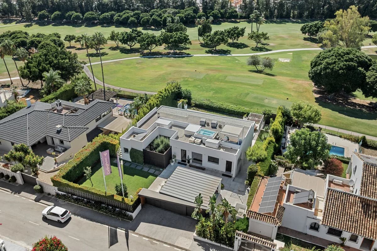 5 Bedroom Detached Villa for Sale in Nueva Andalucía, Málaga - Image 2