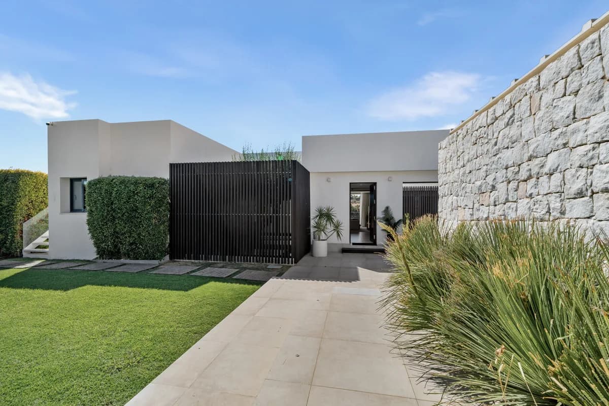 5 Bedroom Detached Villa for Sale in Nueva Andalucía, Málaga - Image 3