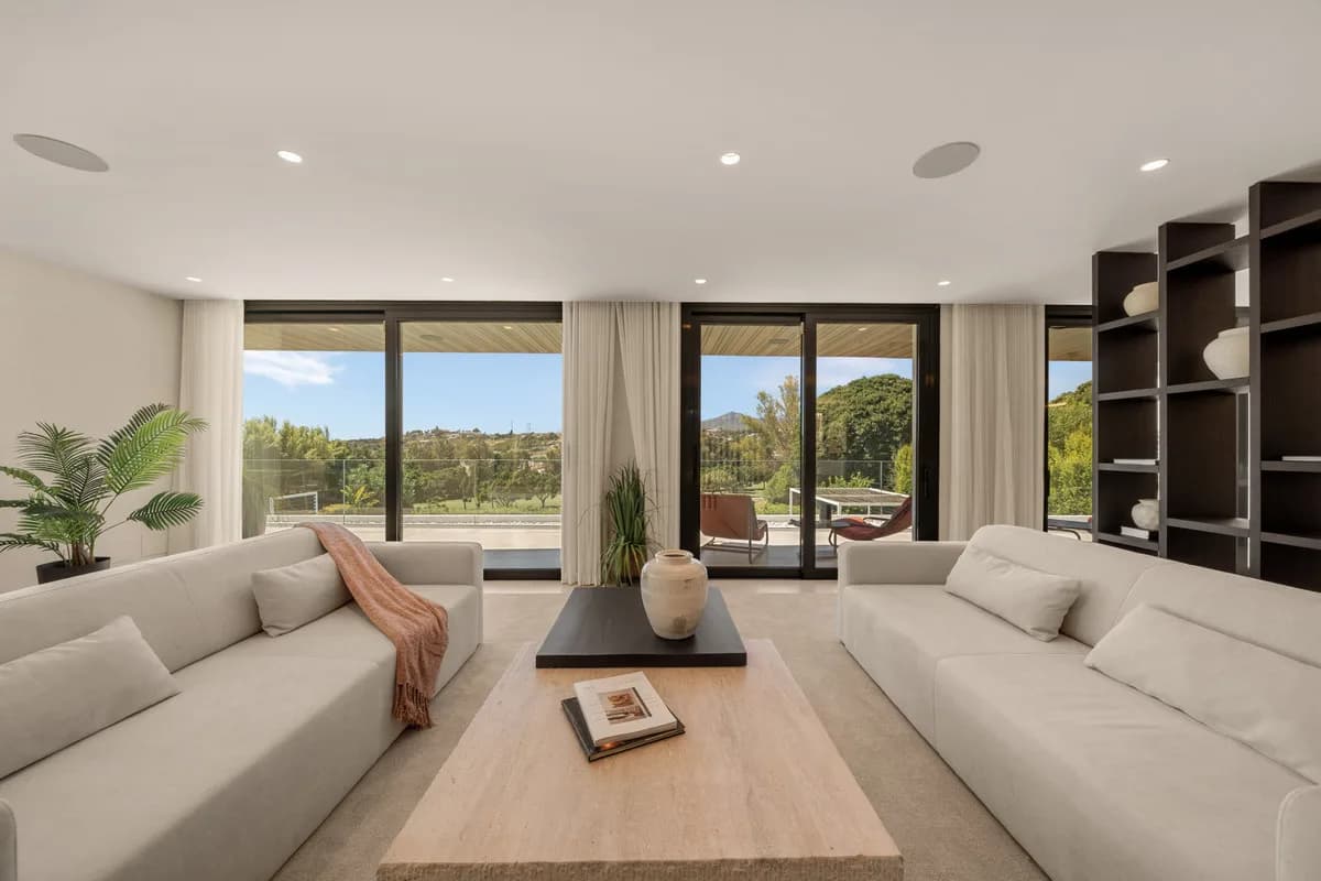 5 Bedroom Detached Villa for Sale in Nueva Andalucía, Málaga - Image 4
