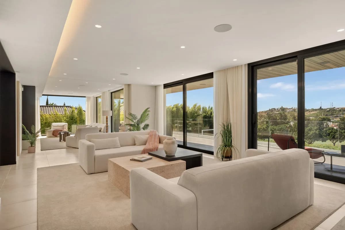 5 Bedroom Detached Villa for Sale in Nueva Andalucía, Málaga - Image 5