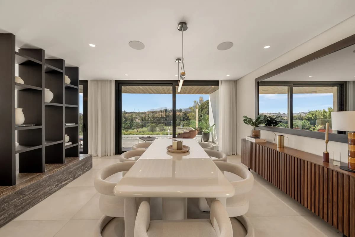 5 Bedroom Detached Villa for Sale in Nueva Andalucía, Málaga - Image 6