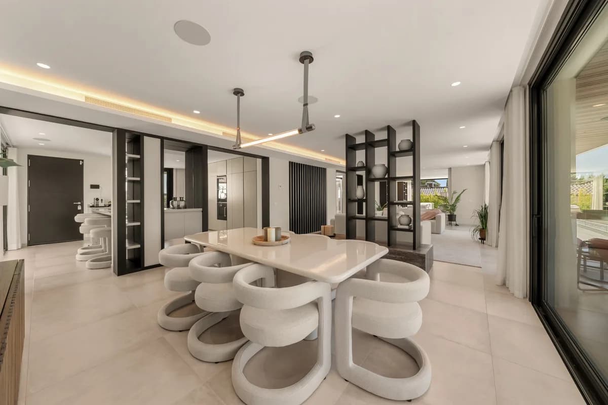 5 Bedroom Detached Villa for Sale in Nueva Andalucía, Málaga - Image 7