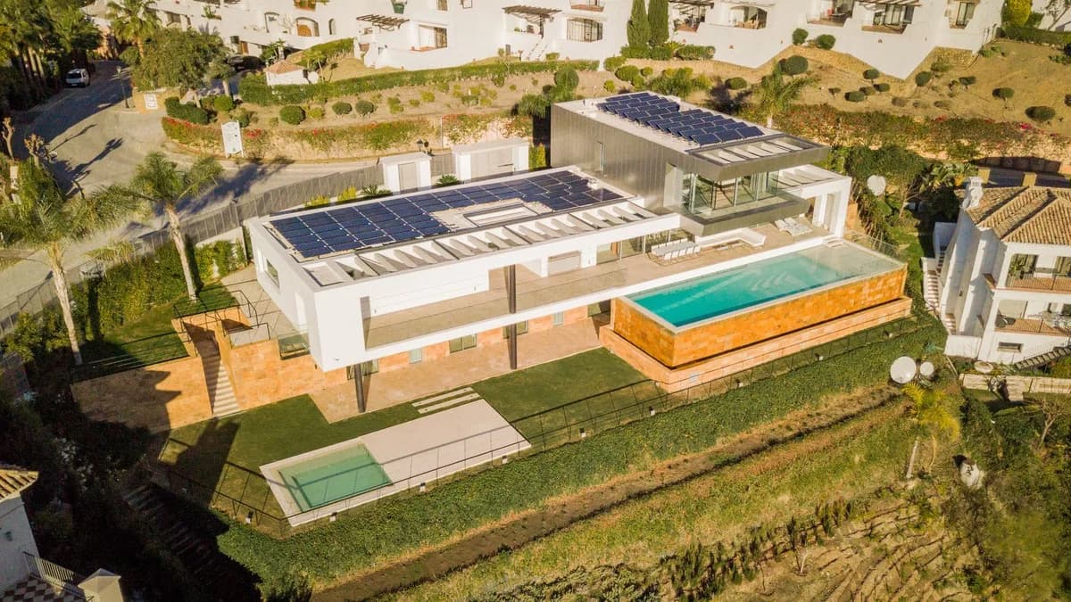 4 Bedroom Detached Villa for Sale in Los Arqueros, Málaga