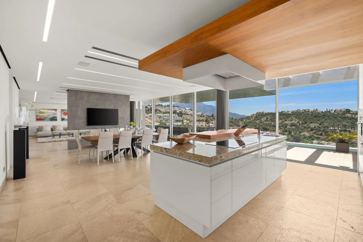 4 Bedroom Detached Villa for Sale in Los Arqueros, Málaga - Image 8