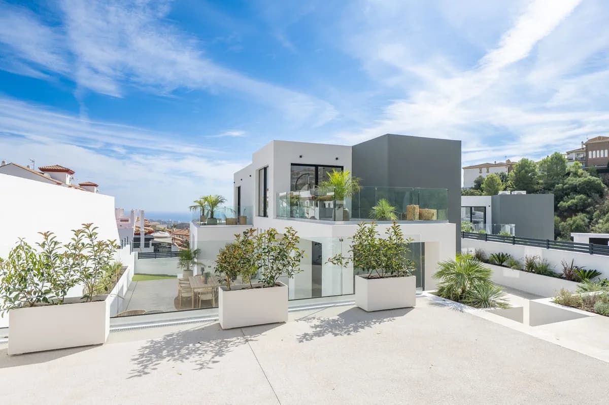 4 Bedroom Detached Villa for Sale in Benalmadena, Málaga - Image 2
