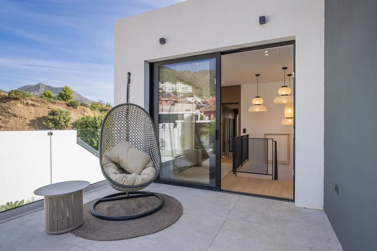 4 Bedroom Detached Villa for Sale in Benalmadena, Málaga - Image 5