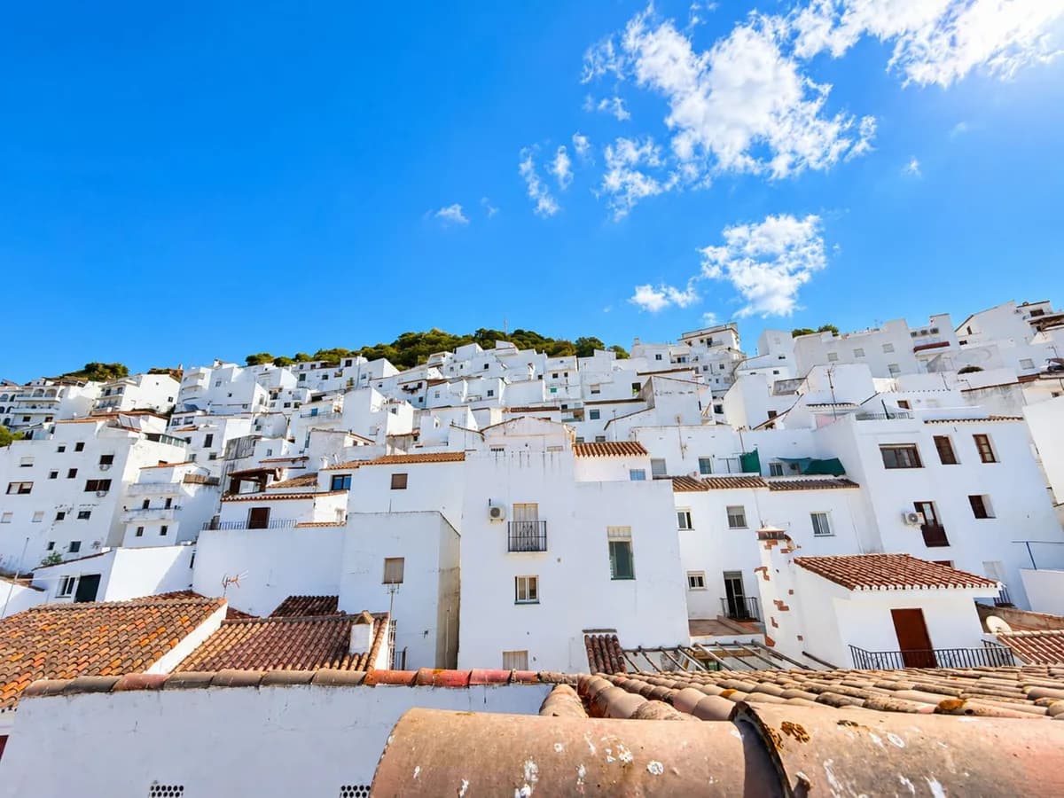 5 Bedroom Detached Villa for Sale in Casares, Málaga