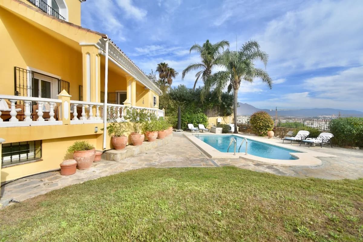 3 Bedroom Detached Villa for Sale in La Duquesa, Málaga - Image 3