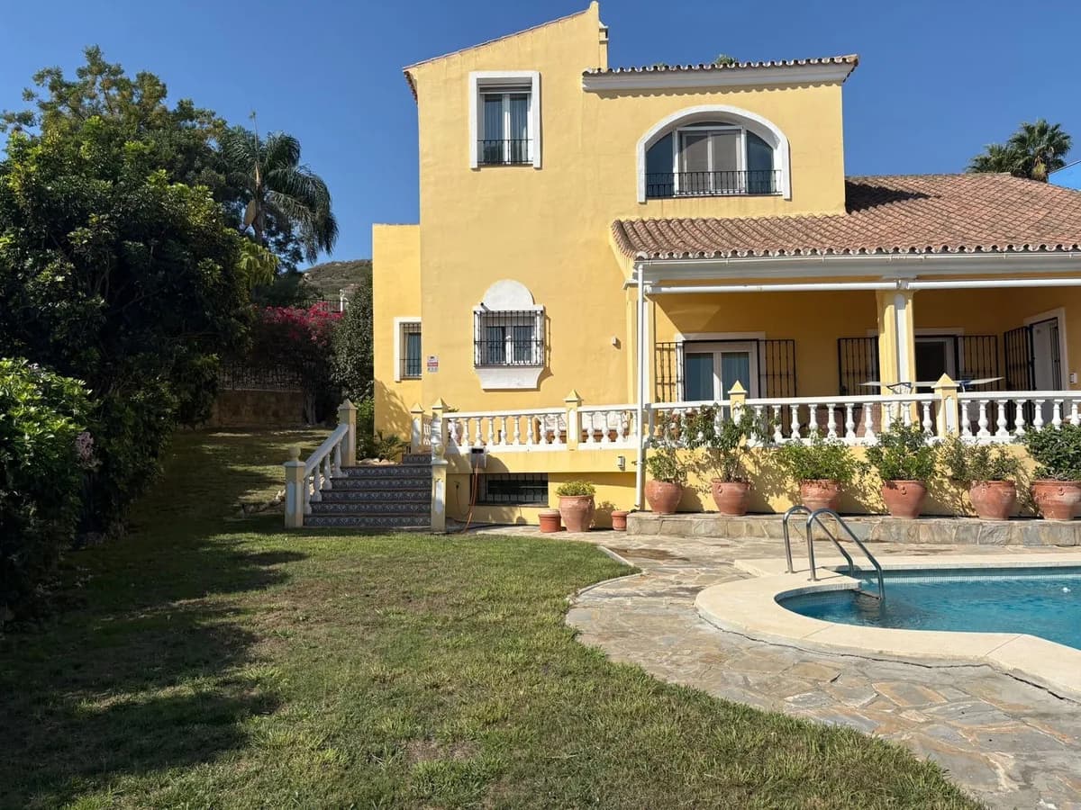 3 Bedroom Detached Villa for Sale in La Duquesa, Málaga - Image 5
