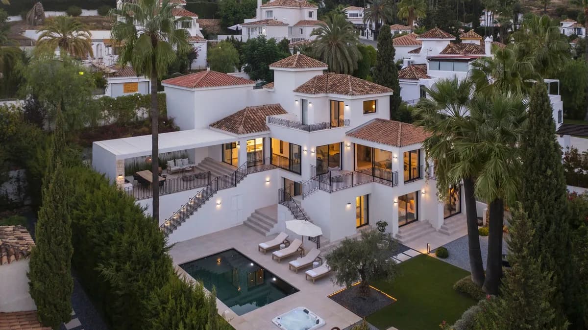 4 Bedroom Detached Villa for Sale in Nueva Andalucía, Málaga