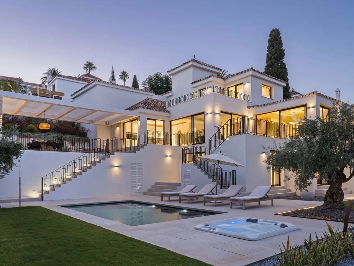 4 Bedroom Detached Villa for Sale in Nueva Andalucía, Málaga - Image 2