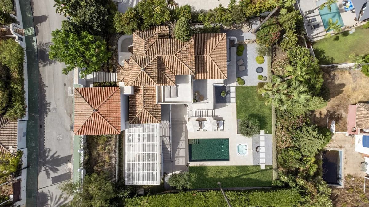 4 Bedroom Detached Villa for Sale in Nueva Andalucía, Málaga - Image 3