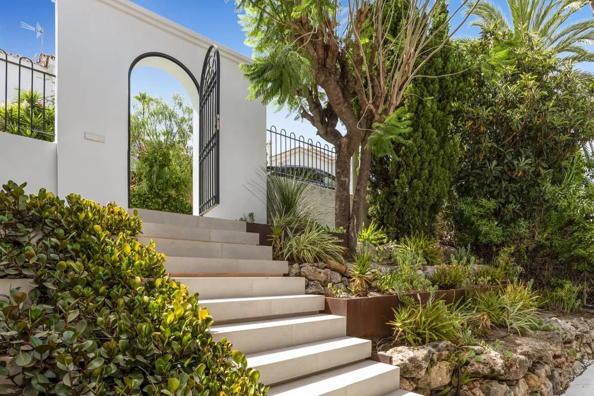 4 Bedroom Detached Villa for Sale in Nueva Andalucía, Málaga - Image 5