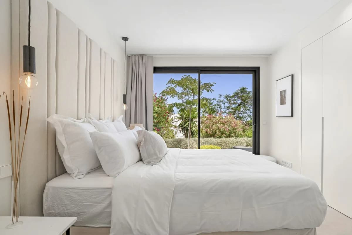 4 Bedroom Detached Villa for Sale in Nueva Andalucía, Málaga - Image 9