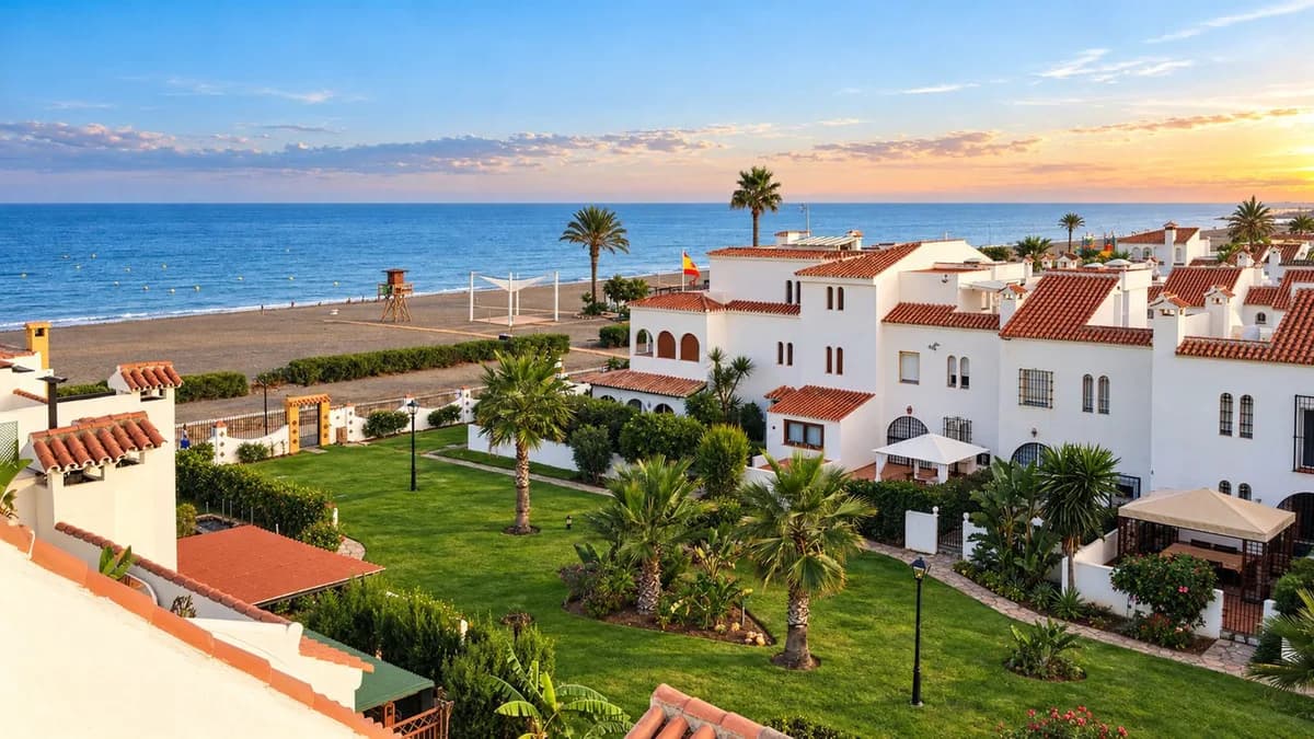4 Bedroom Townhouse for Sale in Casares Playa, Málaga - Image 3