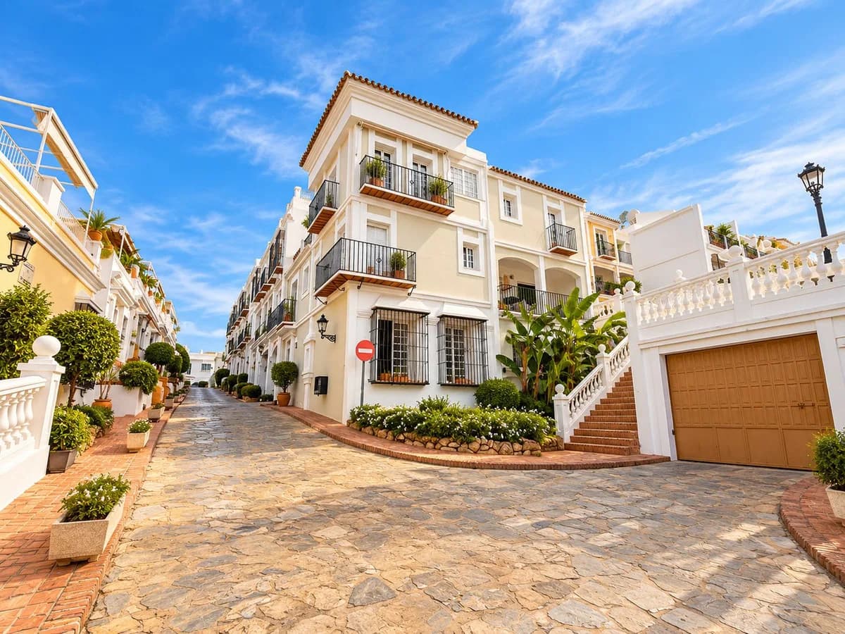 4 Bedroom Semi-Detached House for Sale in Aloha, Málaga