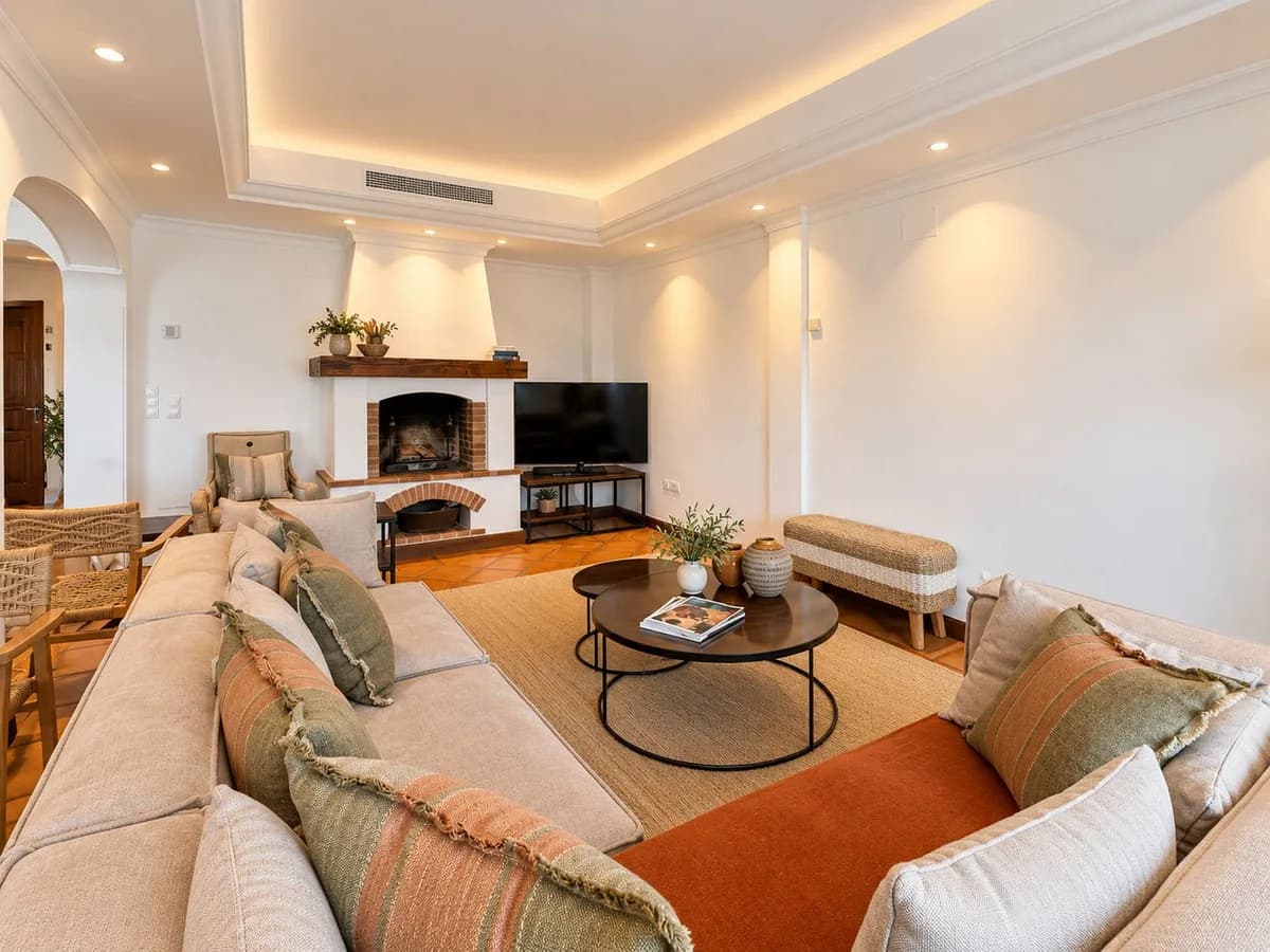 4 Bedroom Semi-Detached House for Sale in Aloha, Málaga - Image 2