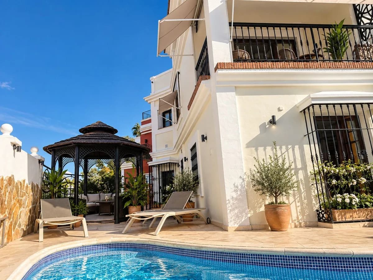 4 Bedroom Semi-Detached House for Sale in Aloha, Málaga - Image 6