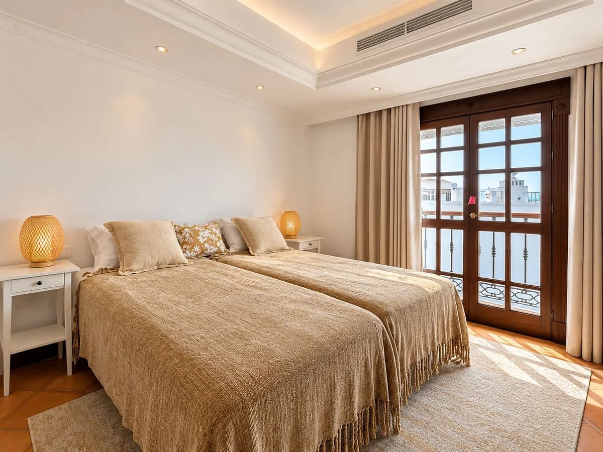 4 Bedroom Semi-Detached House for Sale in Aloha, Málaga - Image 7