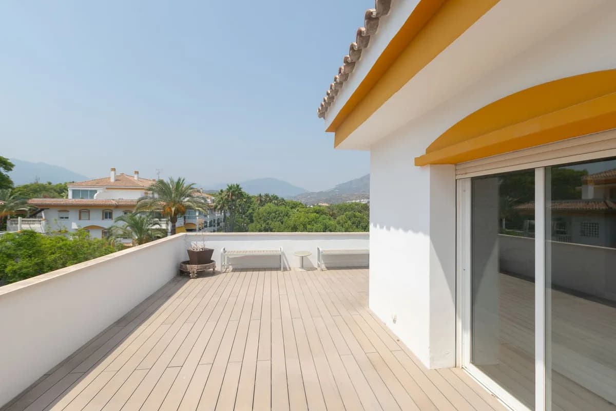3 Bedroom Penthouse for Sale in Marbella, Málaga - Image 2