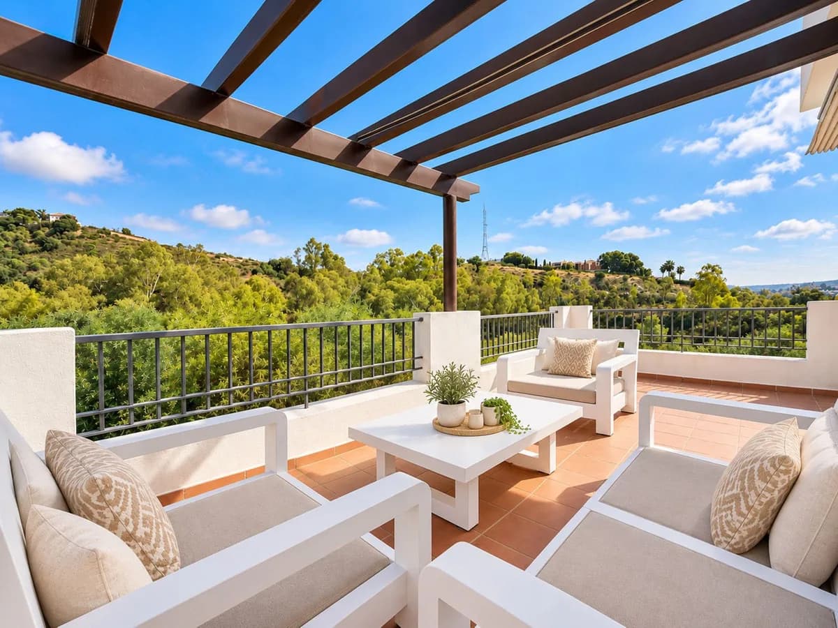 3 Bedroom Middle Floor Apartment for Sale in Benahavís, Málaga