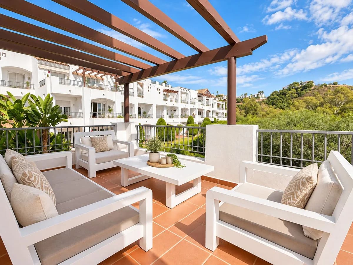 3 Bedroom Middle Floor Apartment for Sale in Benahavís, Málaga - Image 2