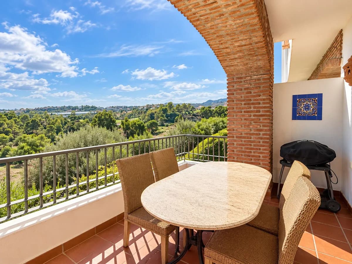 3 Bedroom Middle Floor Apartment for Sale in Benahavís, Málaga - Image 3