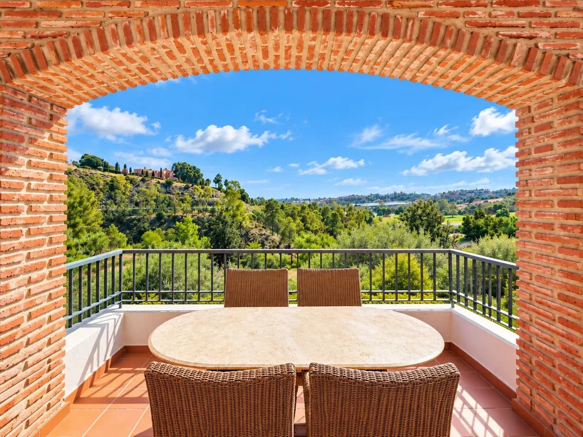 3 Bedroom Middle Floor Apartment for Sale in Benahavís, Málaga - Image 4
