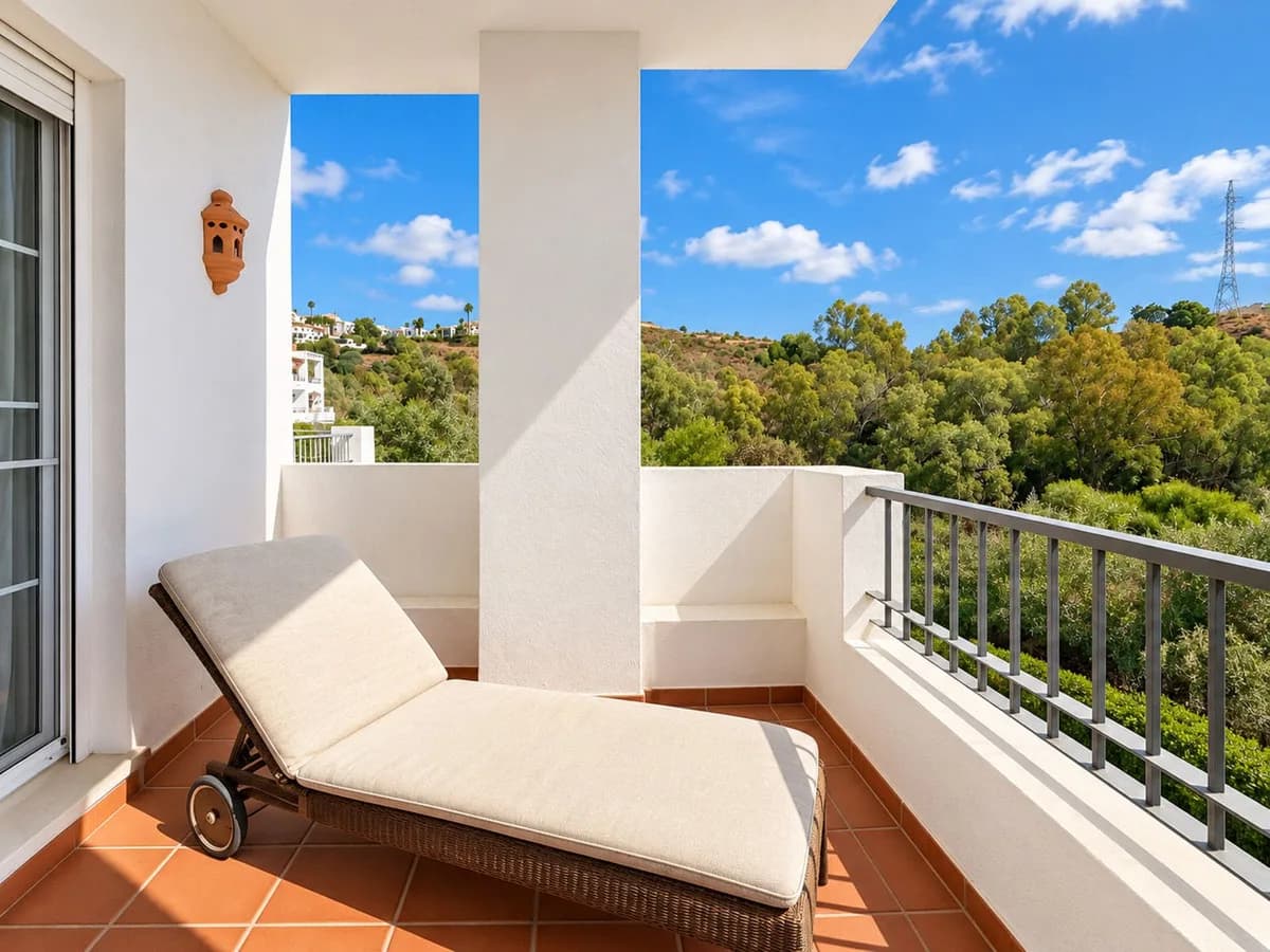 3 Bedroom Middle Floor Apartment for Sale in Benahavís, Málaga - Image 5